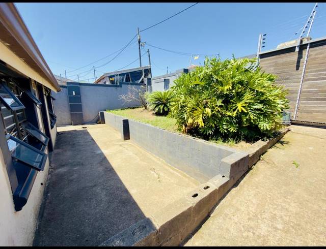 2 BEDROOM HOUSE FOR SALE IN KWAMASHU